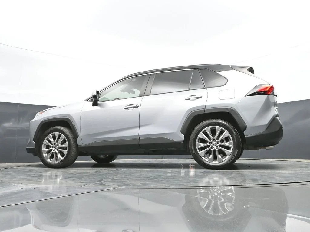 Used 2020 Silver Toyota XLE Premium image 50