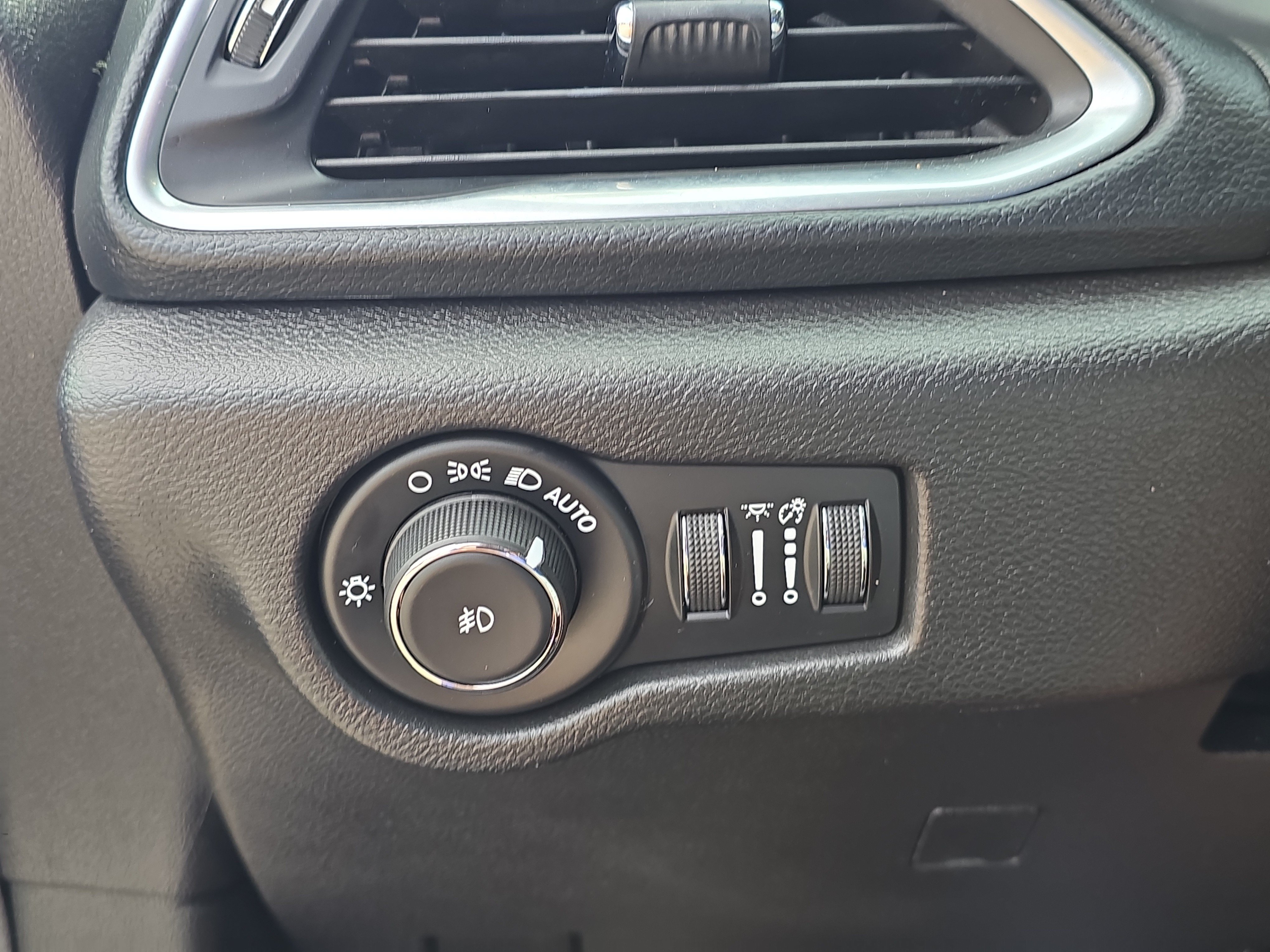Used 2019 Ocean Blue Metallic Chrysler Touring L image 30