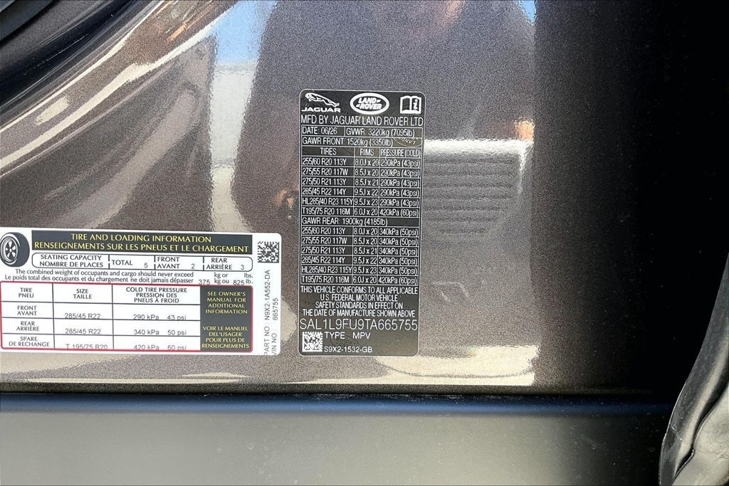 New 2026 CHARENTE GREY Land Rover Dynamic SE image 8