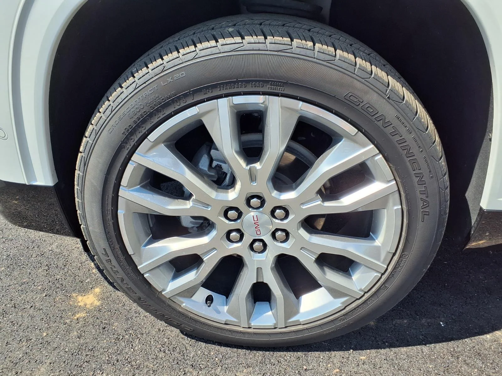 Used 2024 White Frost Tricoat GMC FWD Denali image 19