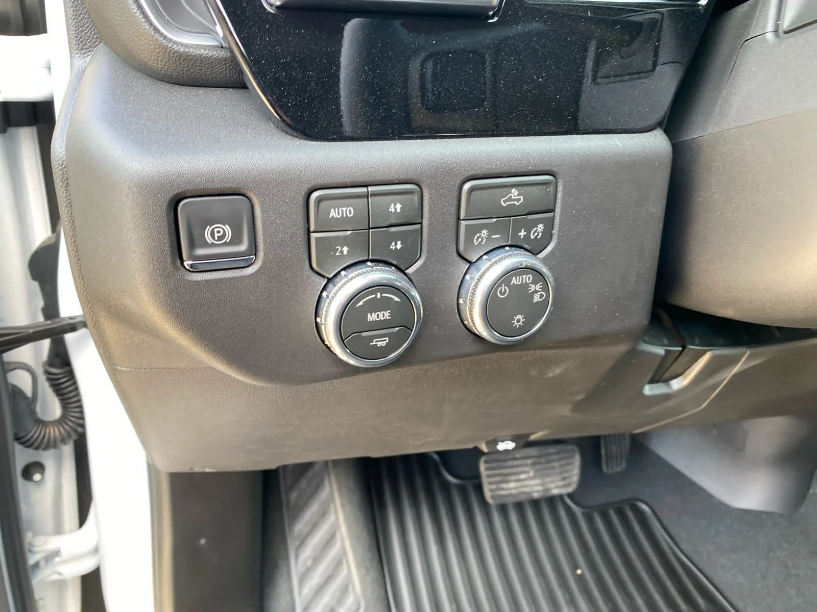 New 2026 Summit White GMC SLE image 10