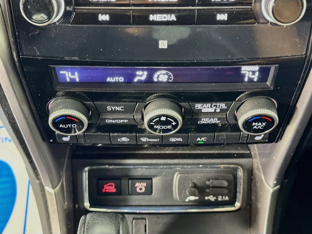 Used 2020 Ice Silver Metallic Subaru Limited image 18