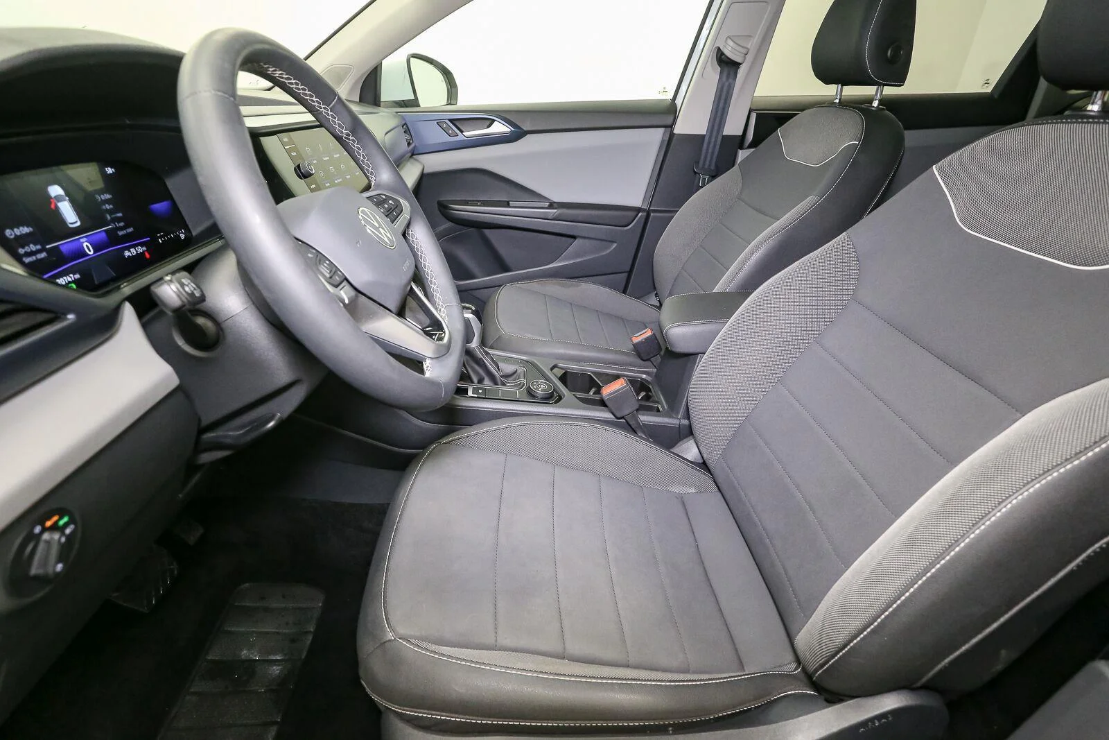Used 2023 Pure White Volkswagen SE image 44