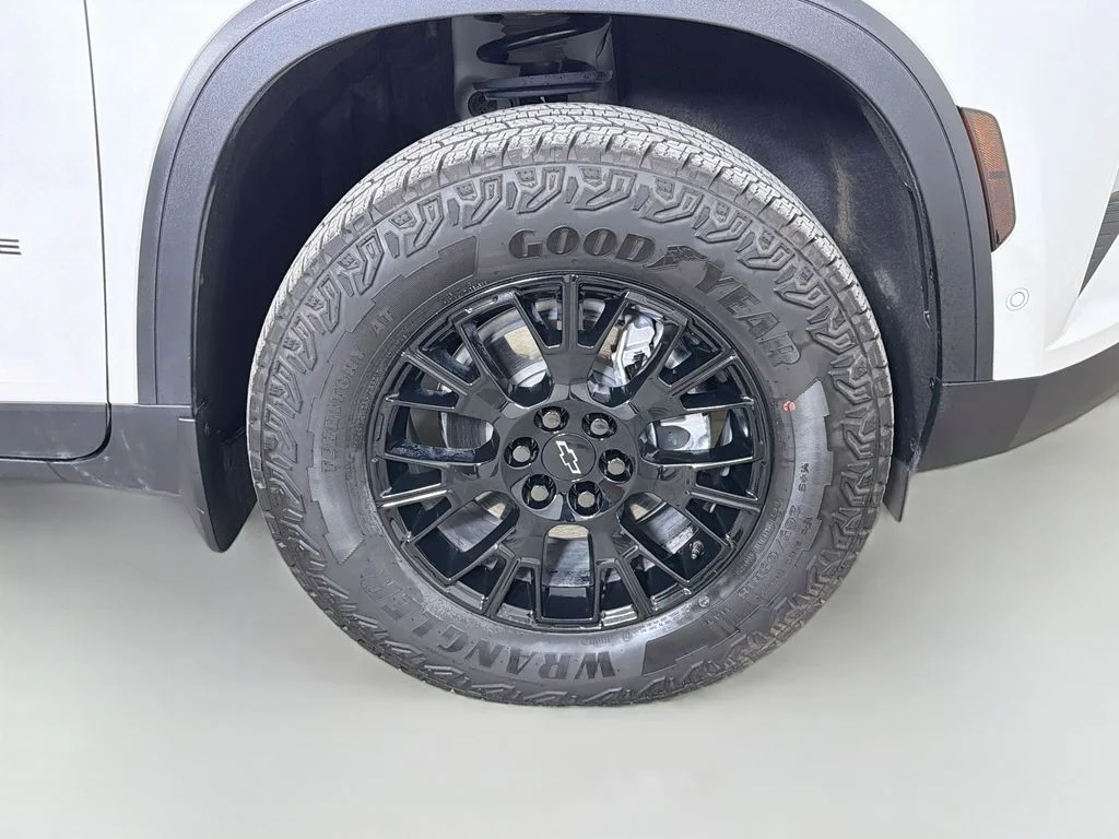 Used 2025 Beige Chevrolet Z71 image 30