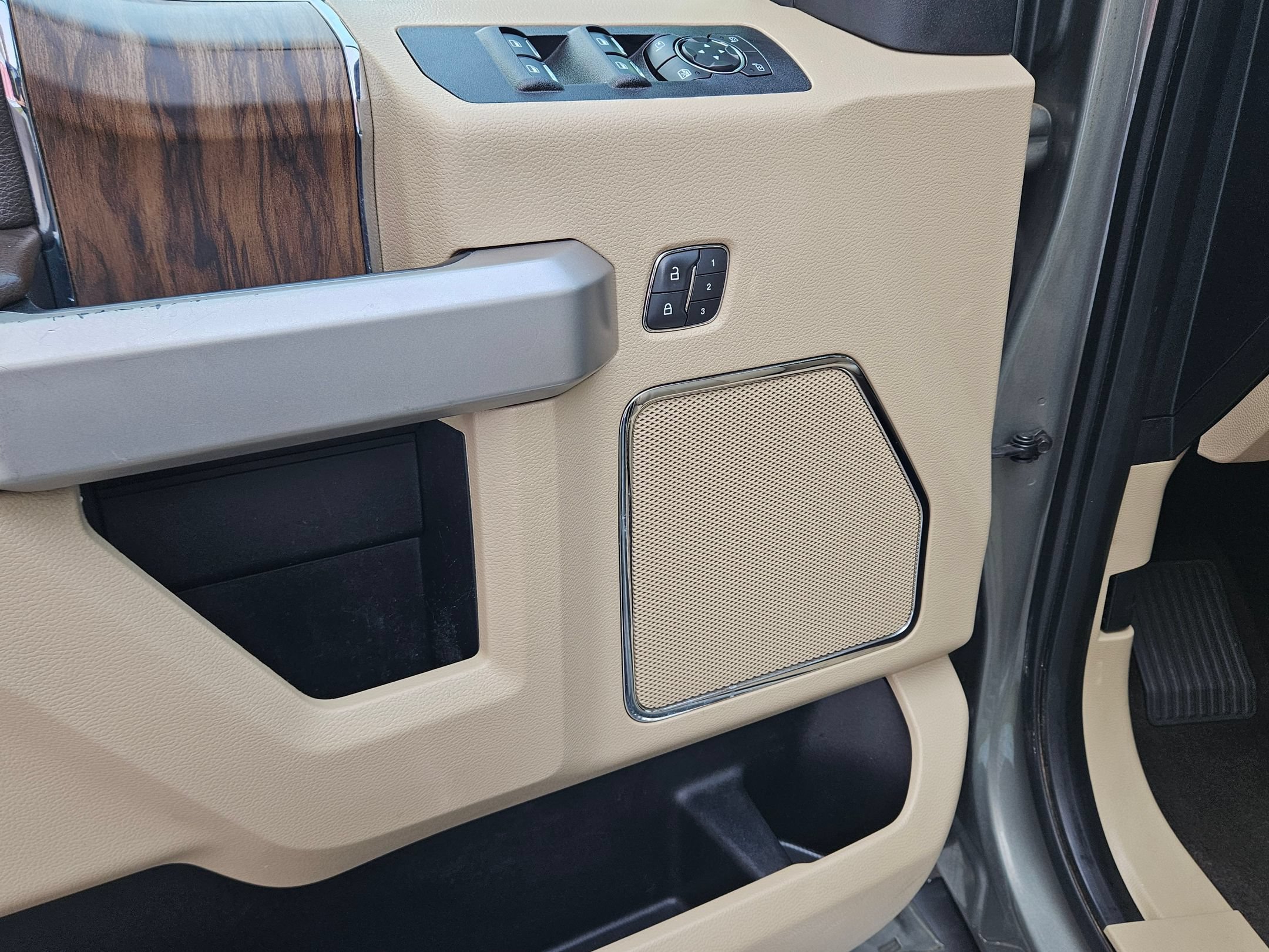Used 2019 Silver Spruce Metallic Ford LARIAT image 19