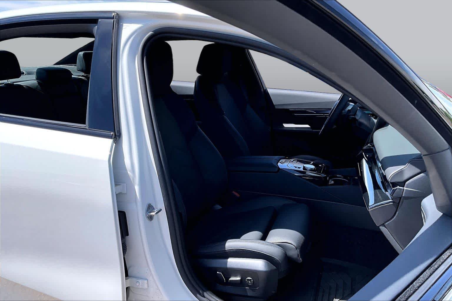 Used 2026 Alpine White BMW 550e xDrive image 7