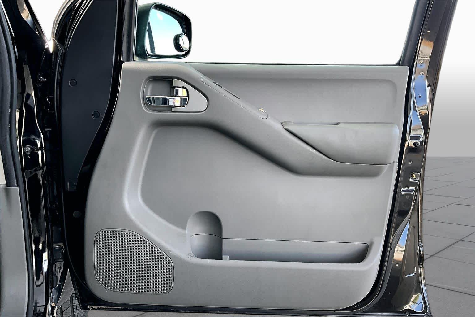 Used 2010 Super Black Nissan SE image 21