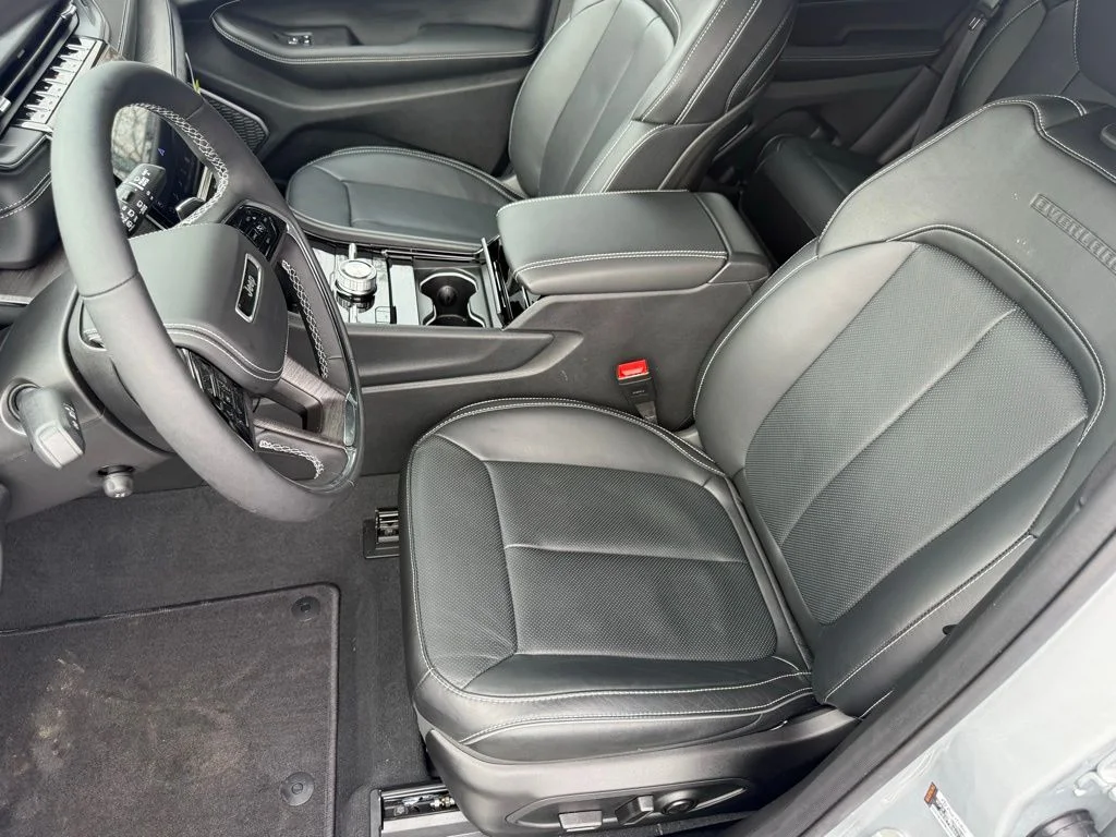 New 2025 Silver Zynith Exterior Paint Jeep Overland image 31
