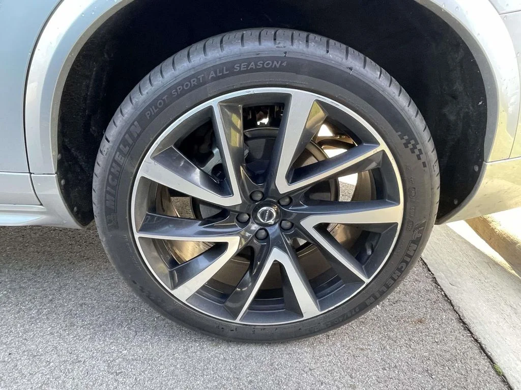 Used 2022 Bright Silver Metallic Volvo Momentum image 5