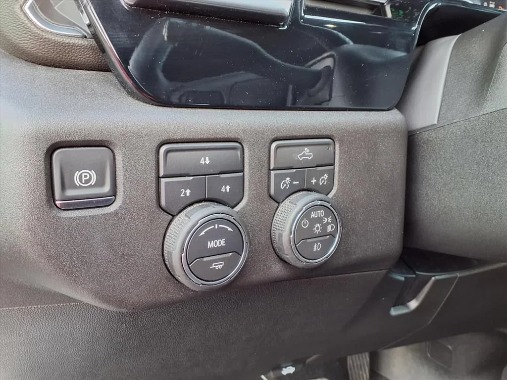 Used 2025 Summit White Chevrolet LT image 6