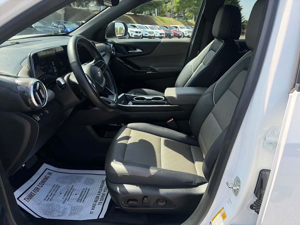 Used 2025 White Chevrolet LT image 10