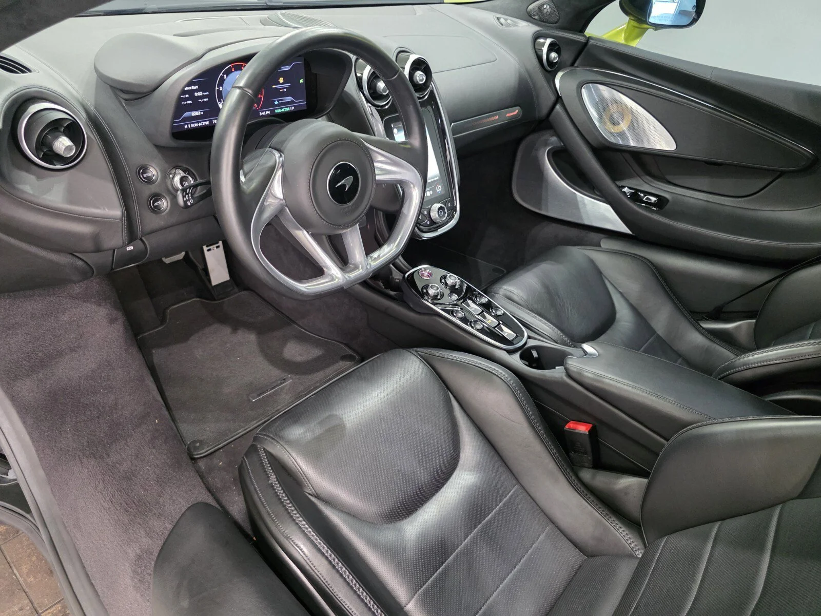Used 2022 Flux Green McLaren  image 7