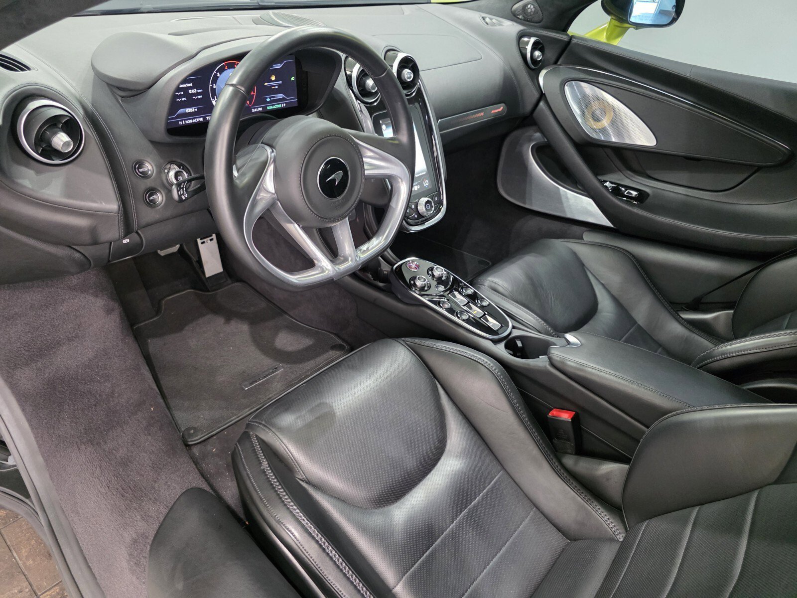 Used 2022 Flux Green McLaren  image 7