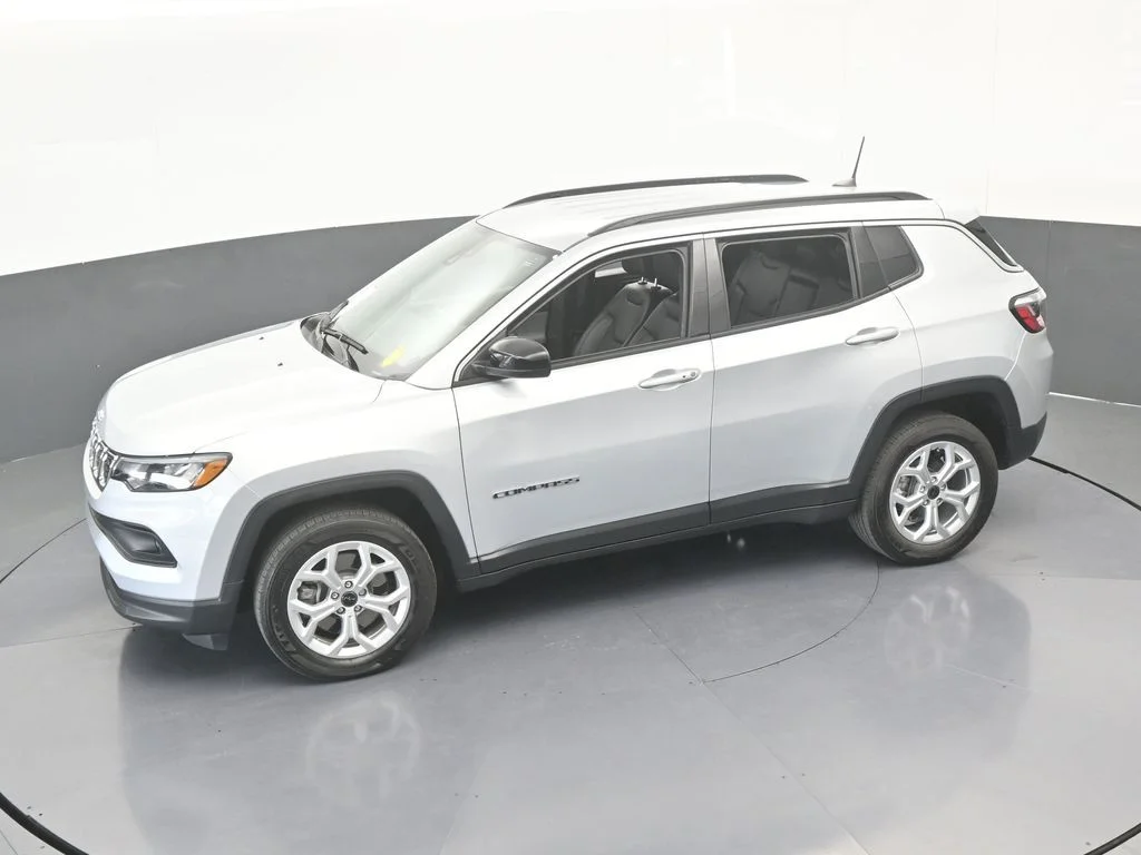 Used 2025 Silver Zynith Metallic Clearcoat Jeep Latitude image 17