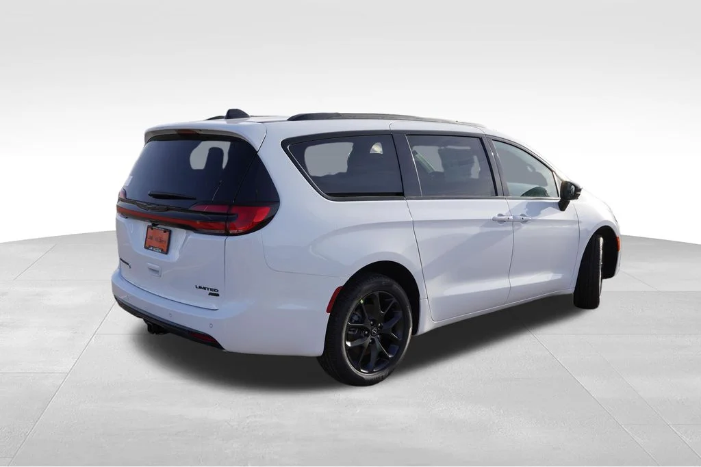 New 2026 Bright White Clear-Coat Exterior Paint Chrysler Limited image 4