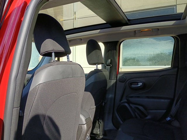Certified Used 2022 Red Jeep Latitude image 5