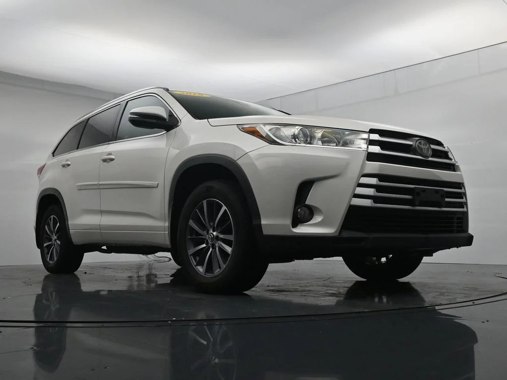 Used 2018 White Toyota XLE image 32