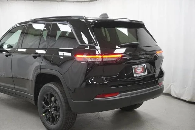 New 2026 Diamond Black Crystal Pearl-Coat Exterior Paint Jeep Laredo image 12
