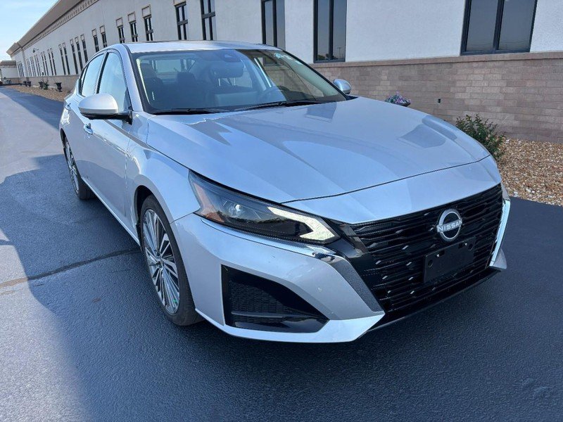 Used 2025 Brilliant Silver Metallic Nissan SL FWD image 1