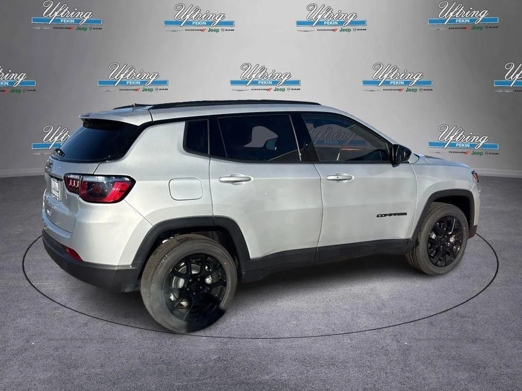 New 2026 Silver Zynith Metallic Clearcoat Jeep Latitude Altitude image 3