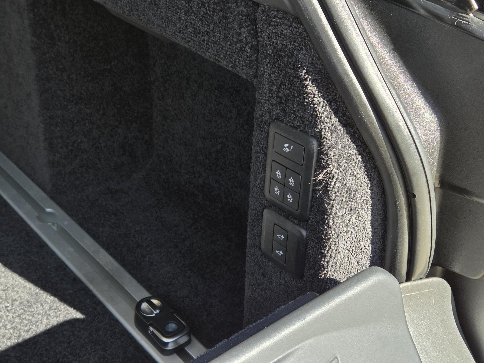 Used 2019 Silicon Silver Premium Metallic Land Rover Autobiography image 12