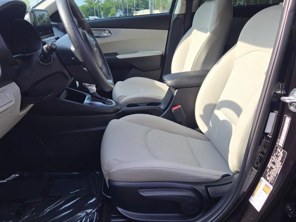 Used 2023 Black Kia LXS image 19