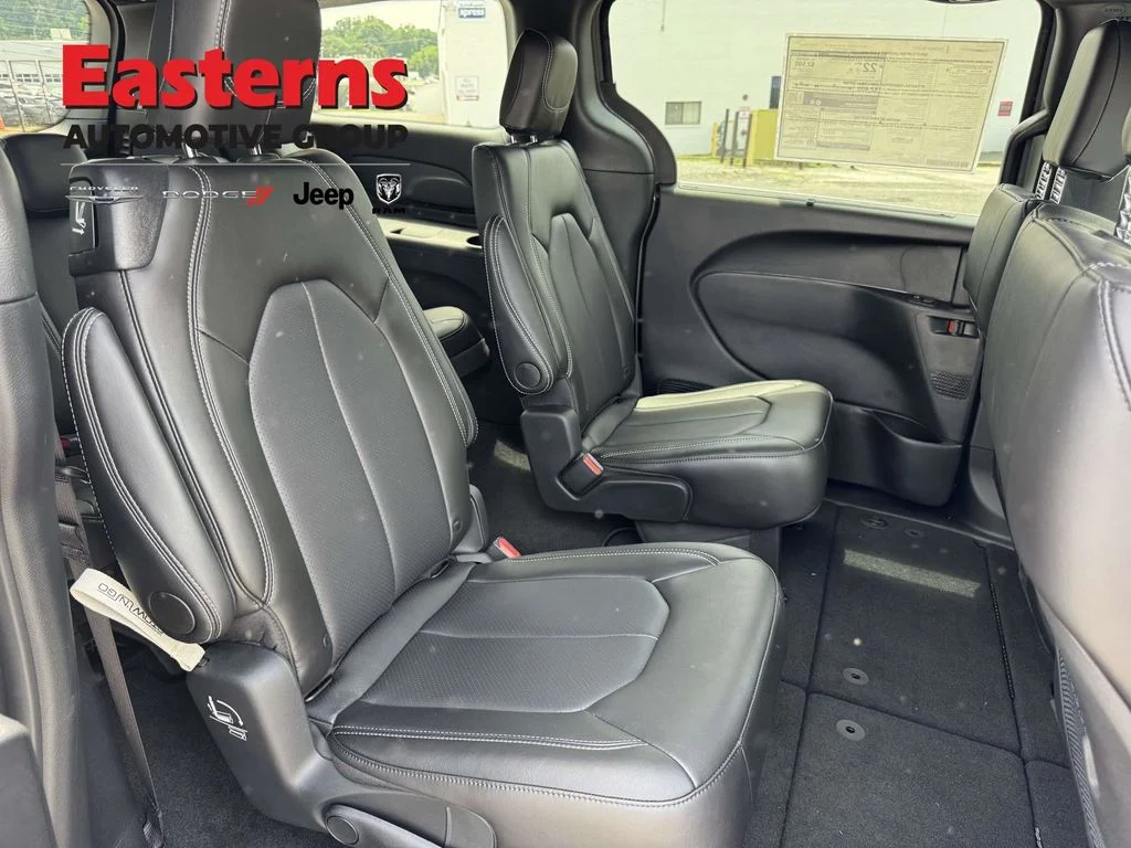 2025 Chrysler Pacifica Select - Photo 24
