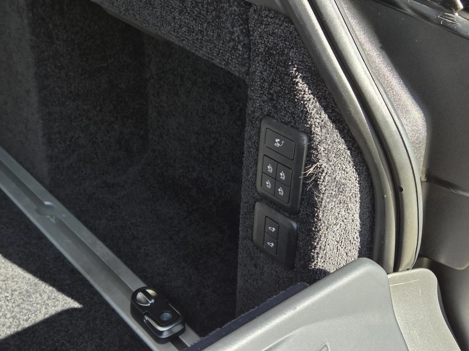 Used 2019 Silicon Silver Premium Metallic Land Rover Autobiography image 12
