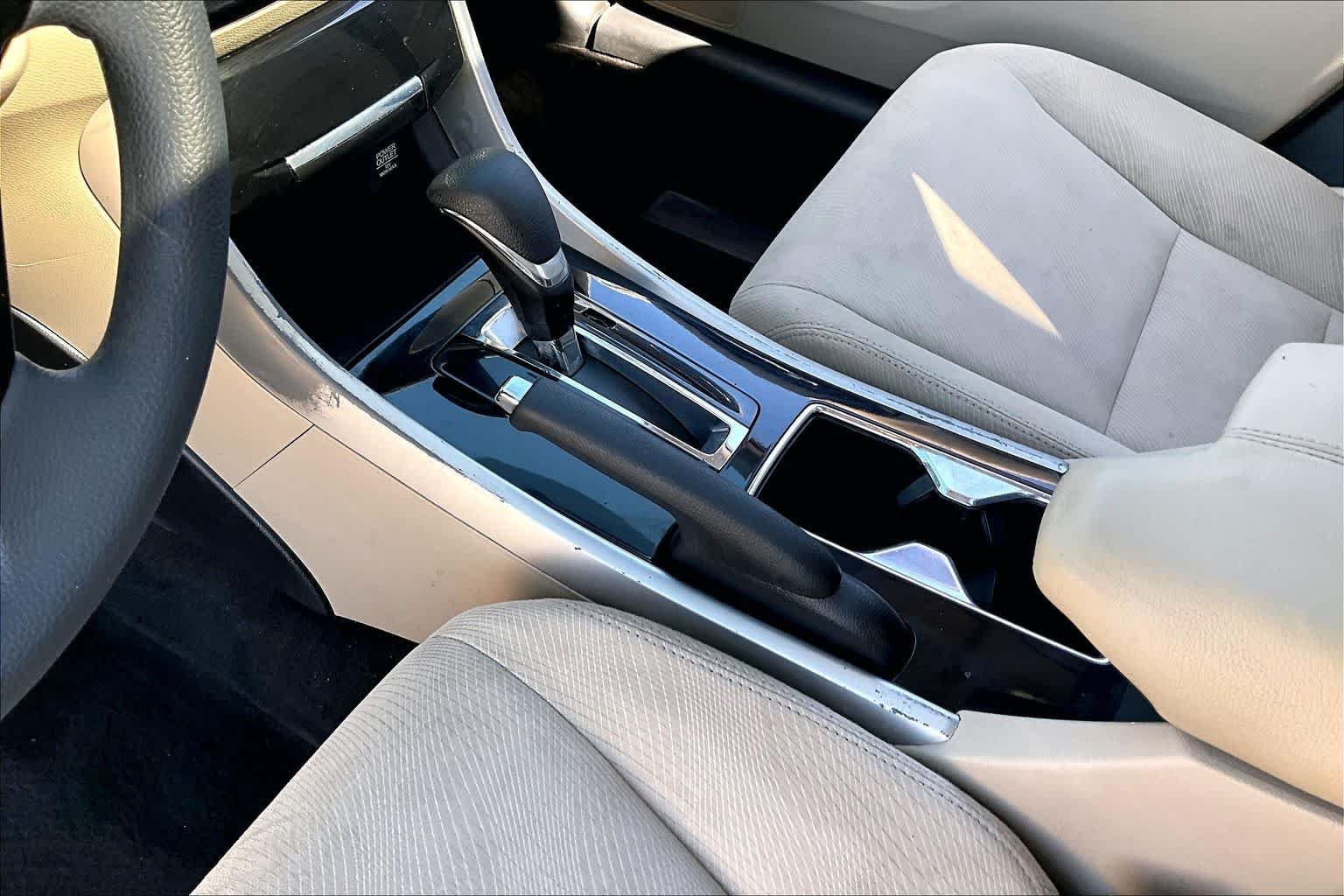 Used 2017 White Orchid Pearl Honda EX image 17