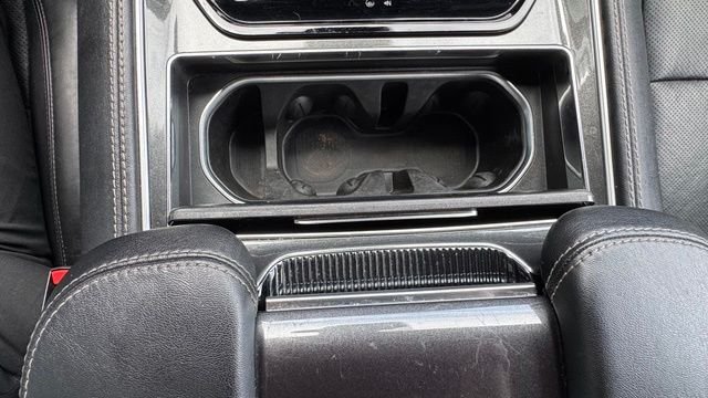 Used 2024 Diamond Black Crystal Pearlcoat Jeep Base image 32