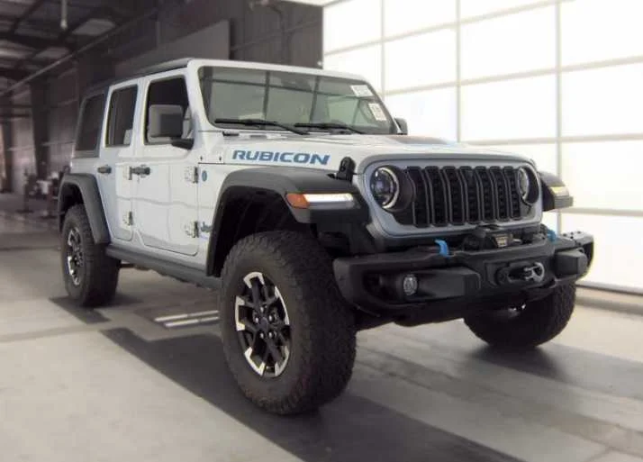 Used 2024 Silver Zynith Clearcoat Jeep Rubicon image 4
