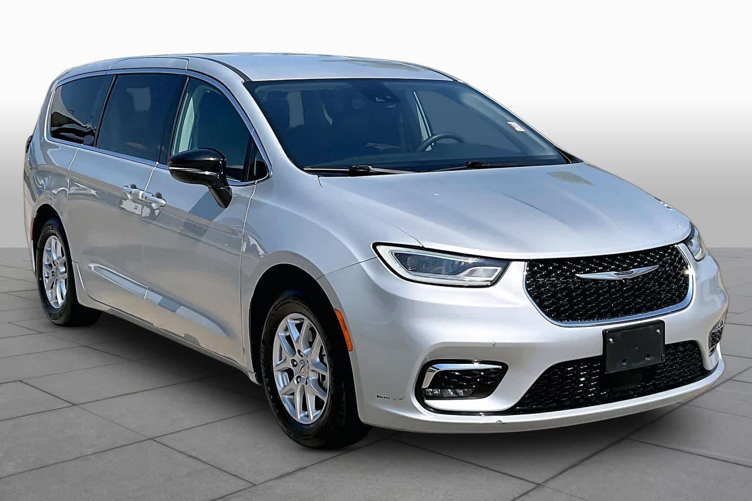 Used 2024 Silver Mist Clearcoat Chrysler Touring L image 3