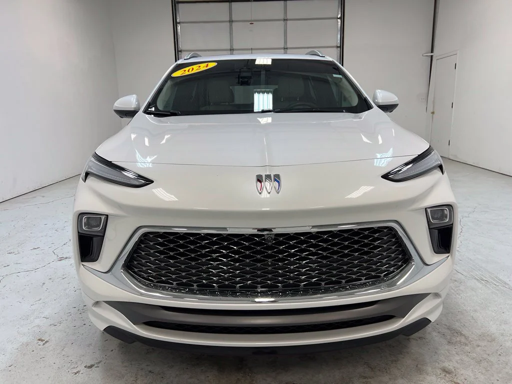 Used 2024 White Frost Tricoat Buick Avenir image 13