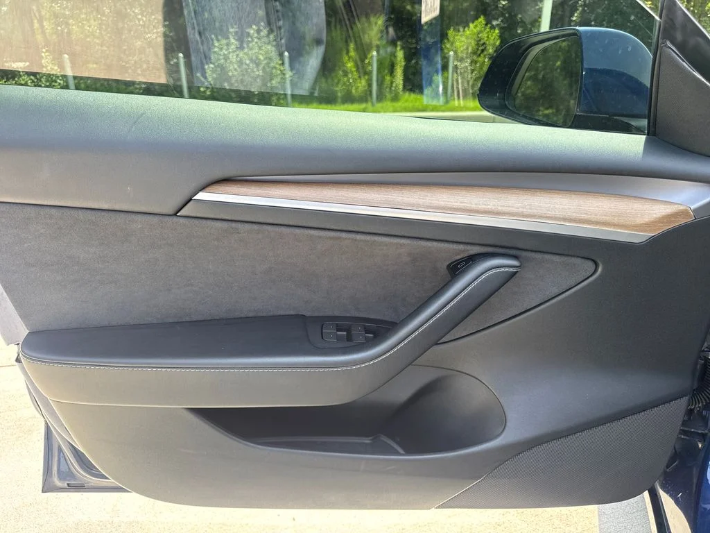 Used 2023 Deep Blue Metallic Tesla Base image 13