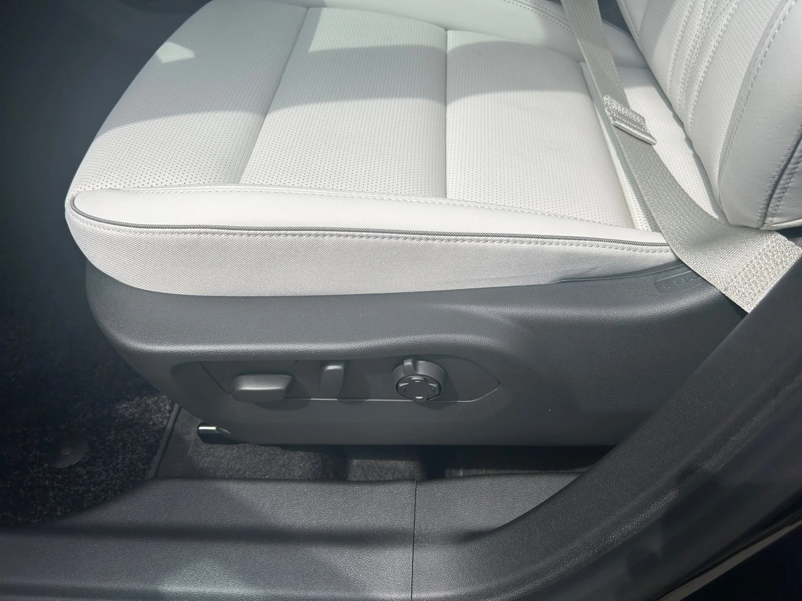 New 2026 Ebony Twilight Metallic Buick Avenir AWD image 15