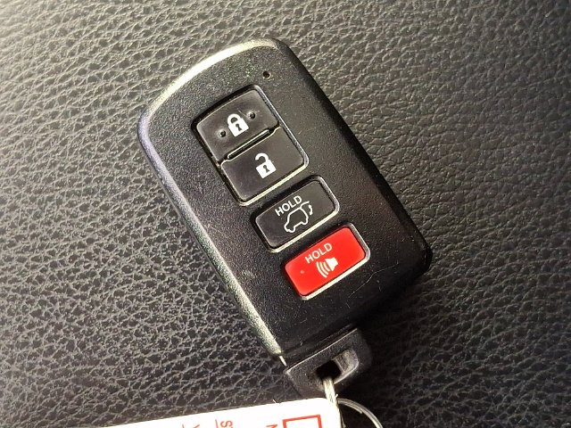 Used 2018 Silver Toyota XLE image 35