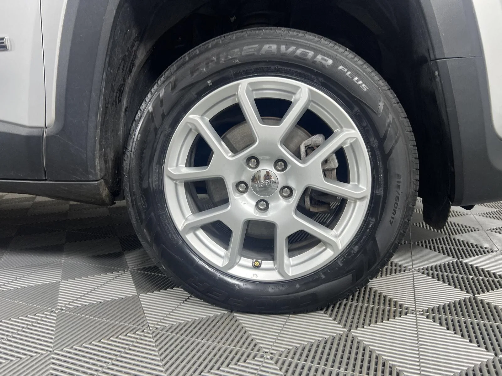 Used 2021 Glacier Metallic Clearcoat Jeep Latitude image 13