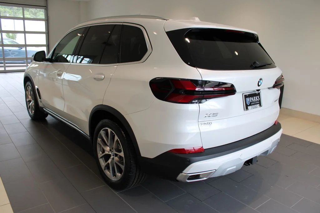 New 2026 Mineral White Metallic BMW xDrive40i image 31