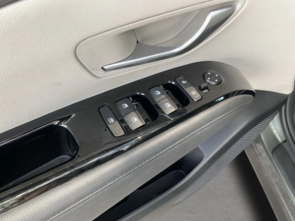 Used 2022 Amazon Gray Hyundai Limited image 17