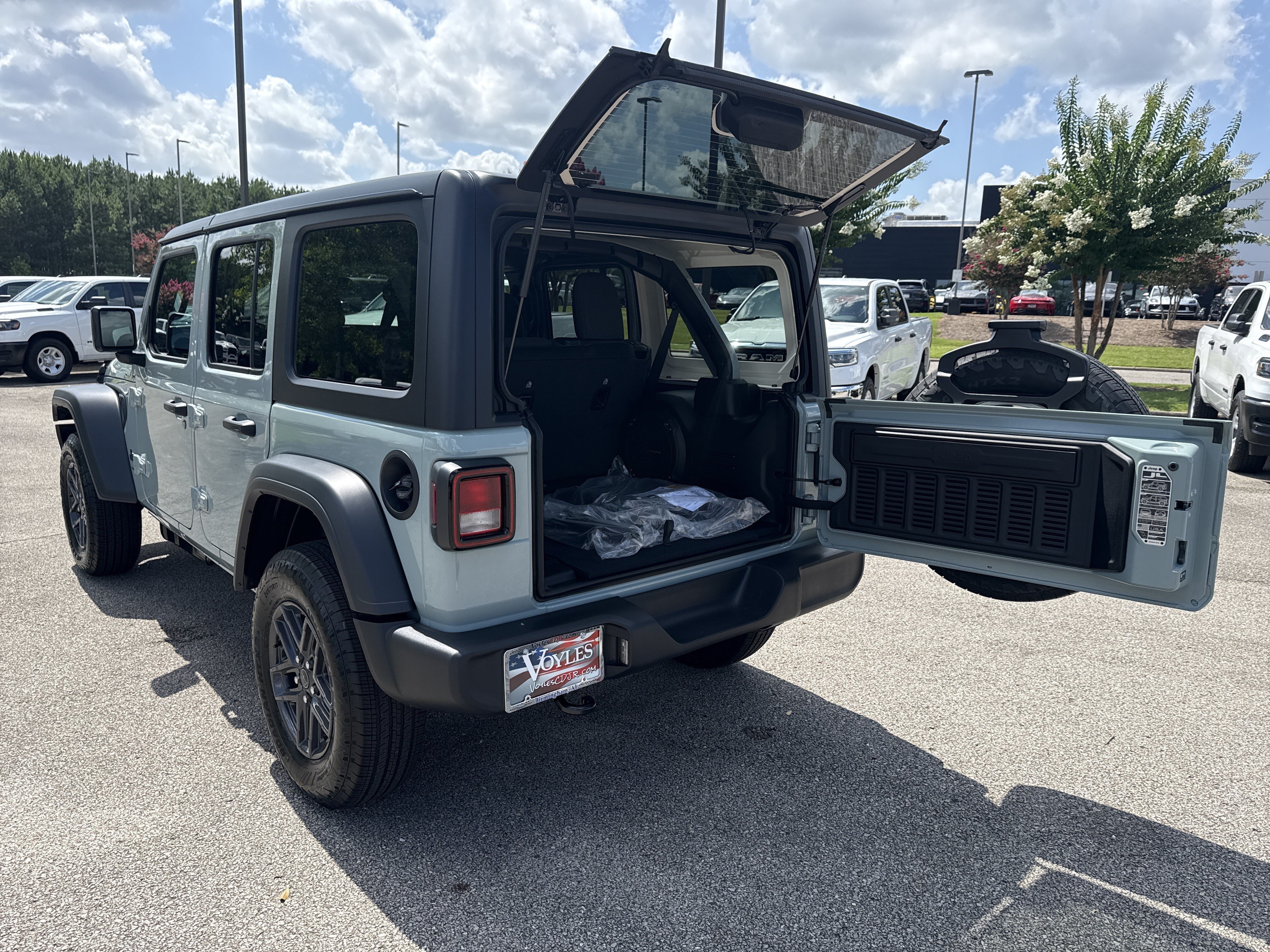 New 2026 Earl Clearcoat Jeep Sport S image 16