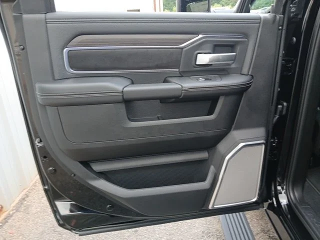 New 2026 Diamond Black Crystal Pearl-Coat Exterior Paint RAM Laramie image 25