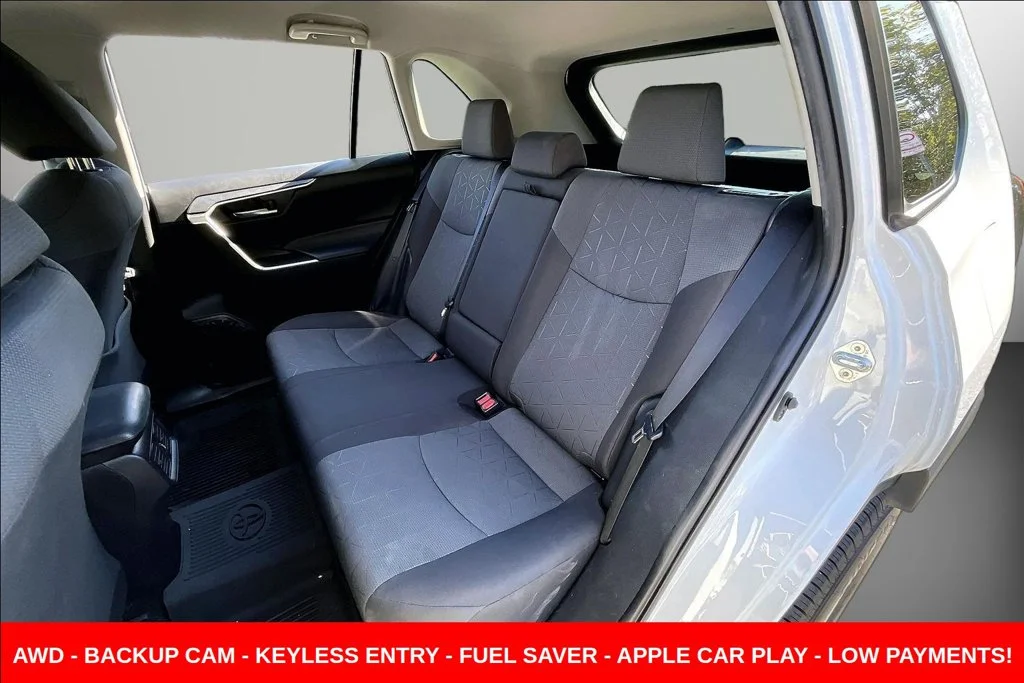 Used 2020 White Toyota XLE image 25