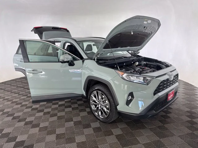 Used 2020 Gray Toyota XLE Premium image 15