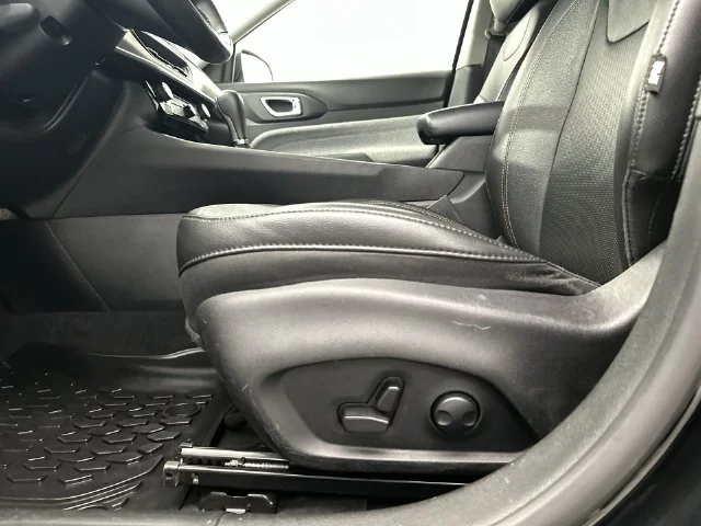 Used 2022 Black Jeep Latitude Lux image 17