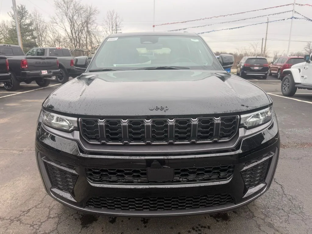 New 2026 Diamond Black Crystal Pearl-Coat Exterior Paint Jeep Altitude image 8