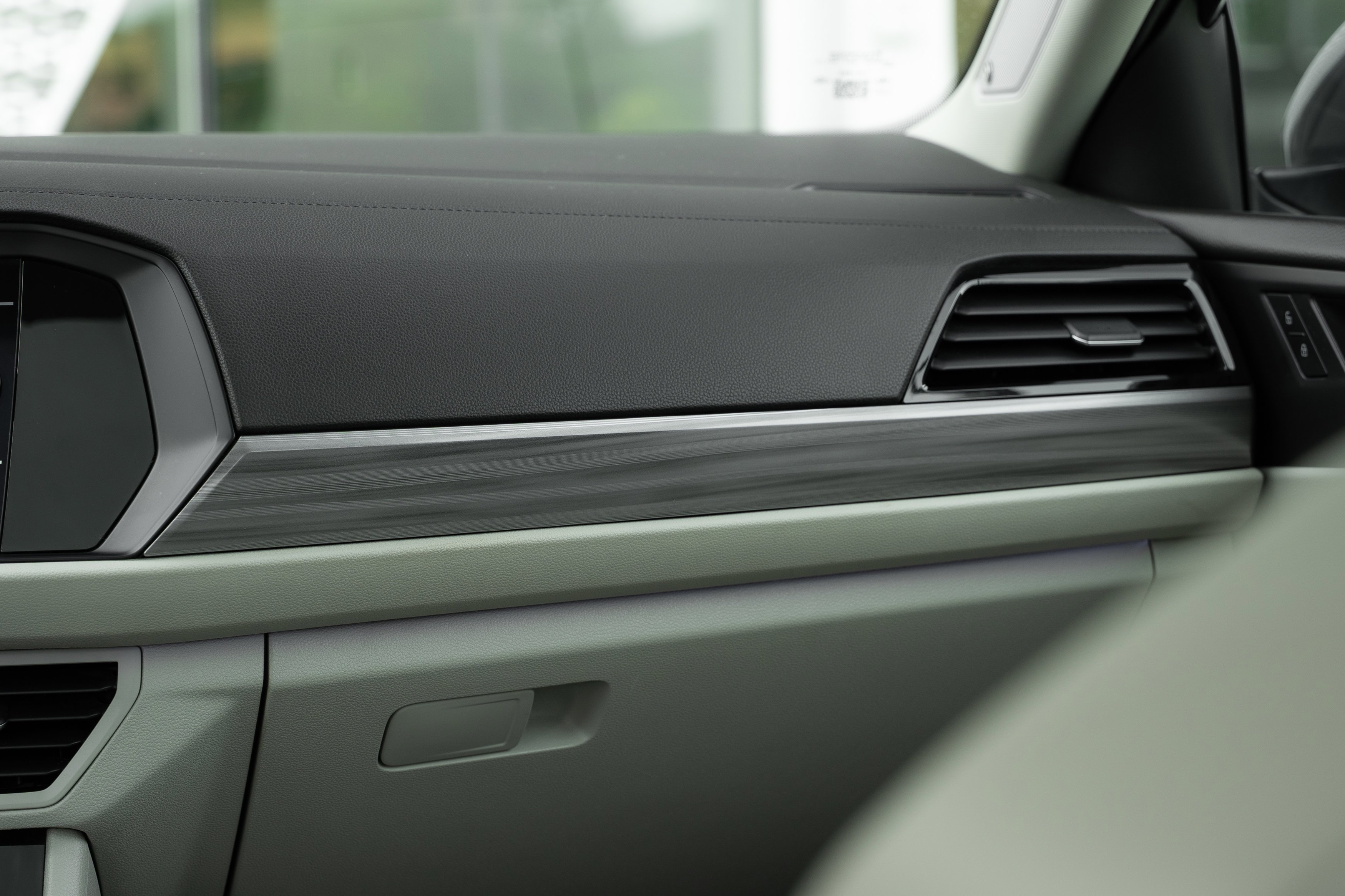 Used 2019 Sage Green Metallic Volkswagen SEL image 15