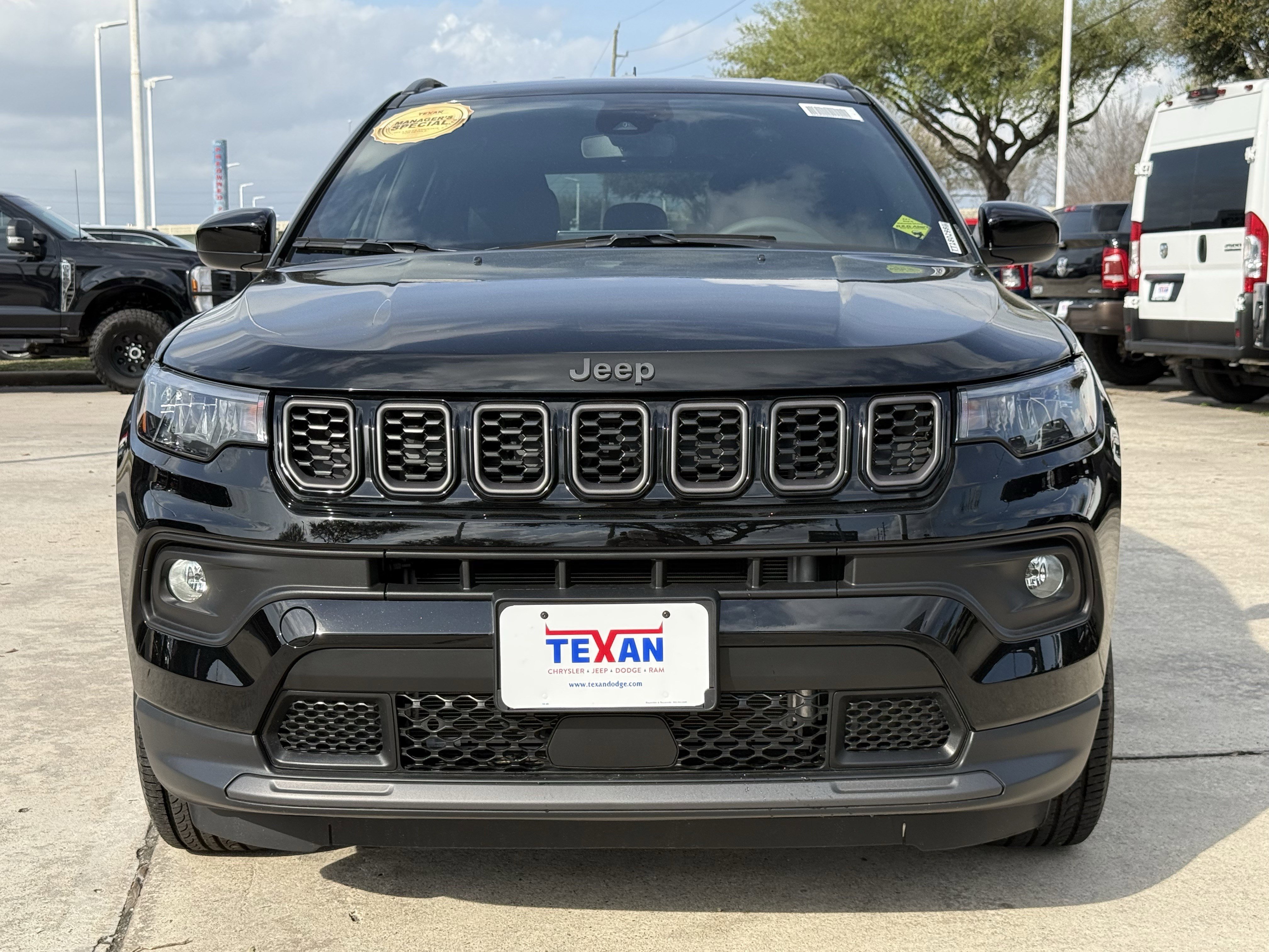 New 2026 Diamond Black Crystal Pearlcoat Jeep Latitude Altitude image 6