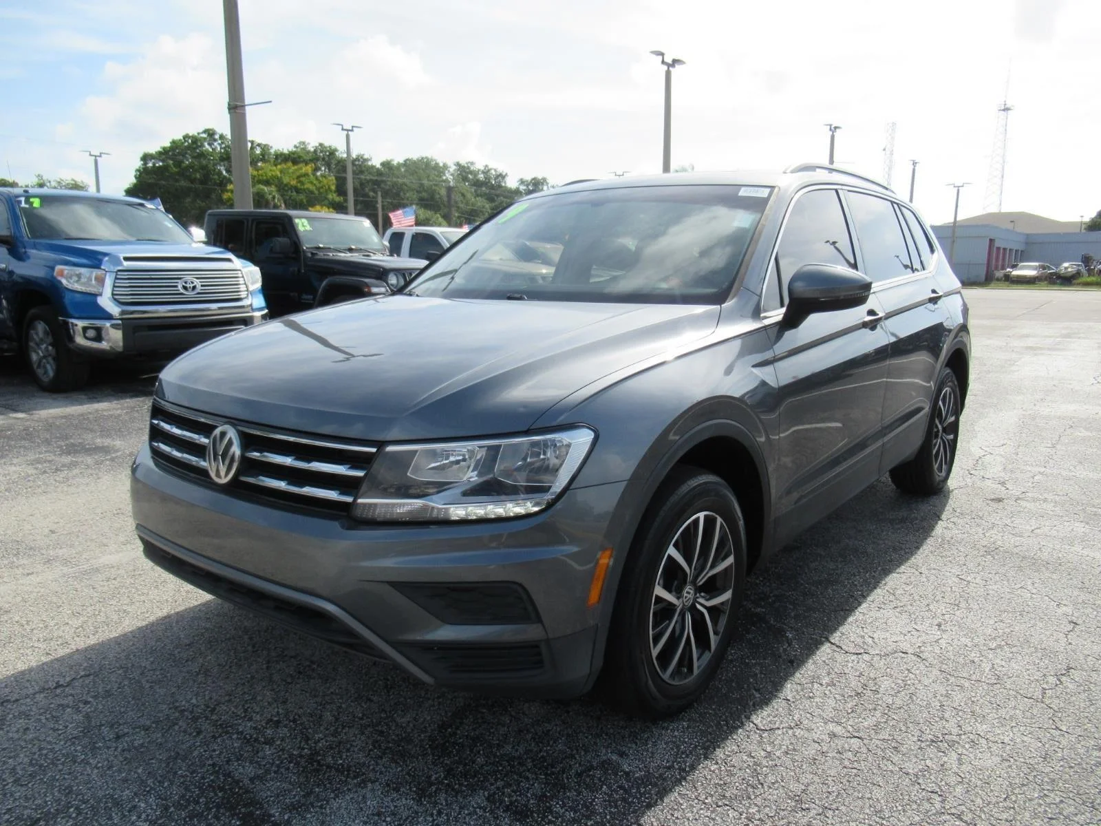 Used 2019 Platinum Gray Metallic Volkswagen SE image 3