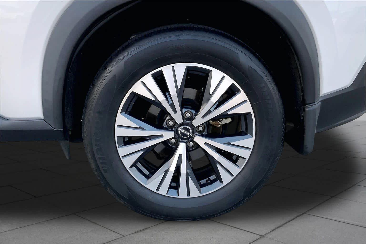 Used 2022 Brilliant Silver Metallic Nissan SV image 10