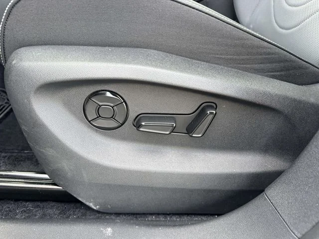 2025 Volkswagen Tiguan SE - Photo 15